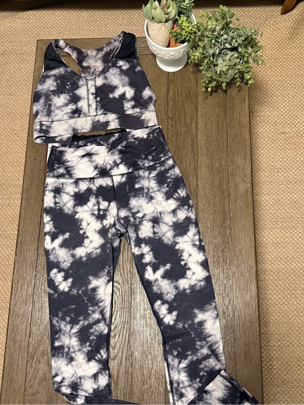 Fabletics Black & White Set
